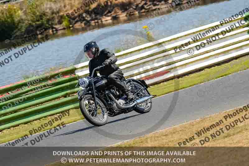 Vintage motorcycle club;eventdigitalimages;mallory park;mallory park trackday photographs;no limits trackdays;peter wileman photography;trackday digital images;trackday photos;vmcc festival 1000 bikes photographs